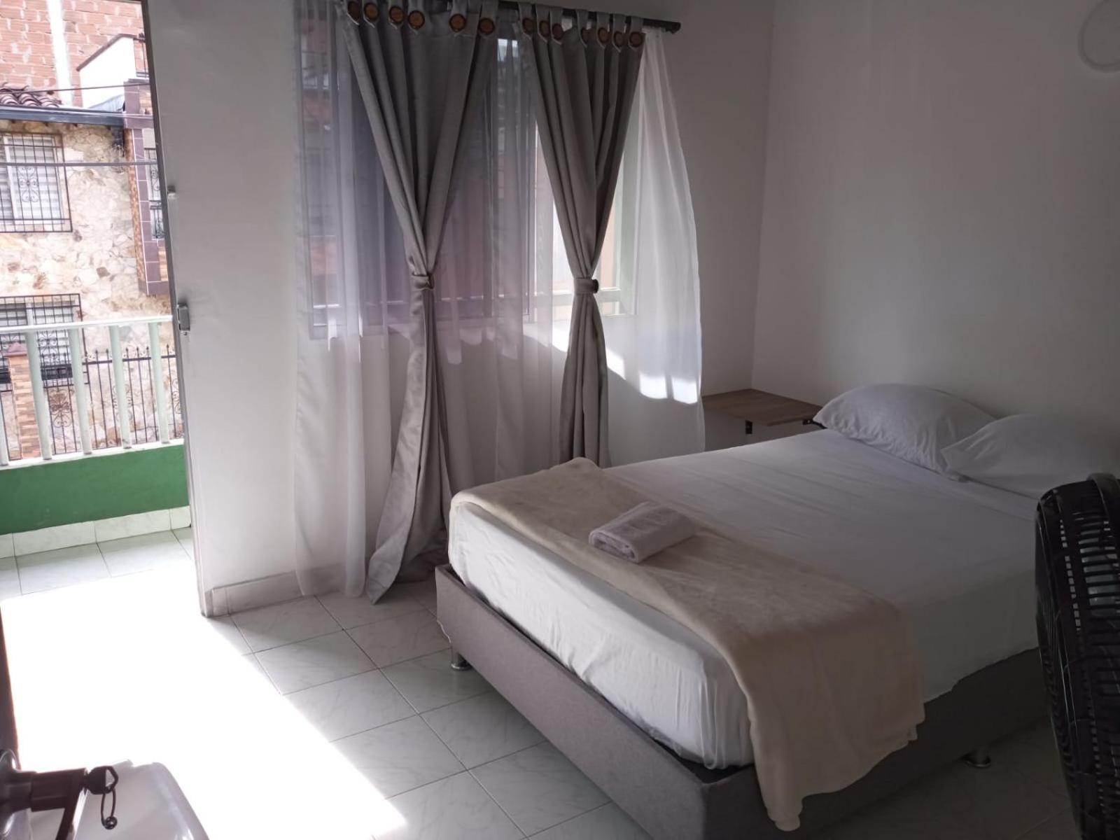 Road Living Home Medellin Bagian luar foto