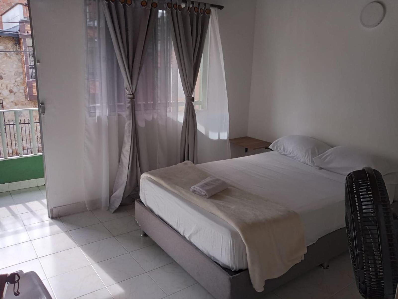 Road Living Home Medellin Bagian luar foto
