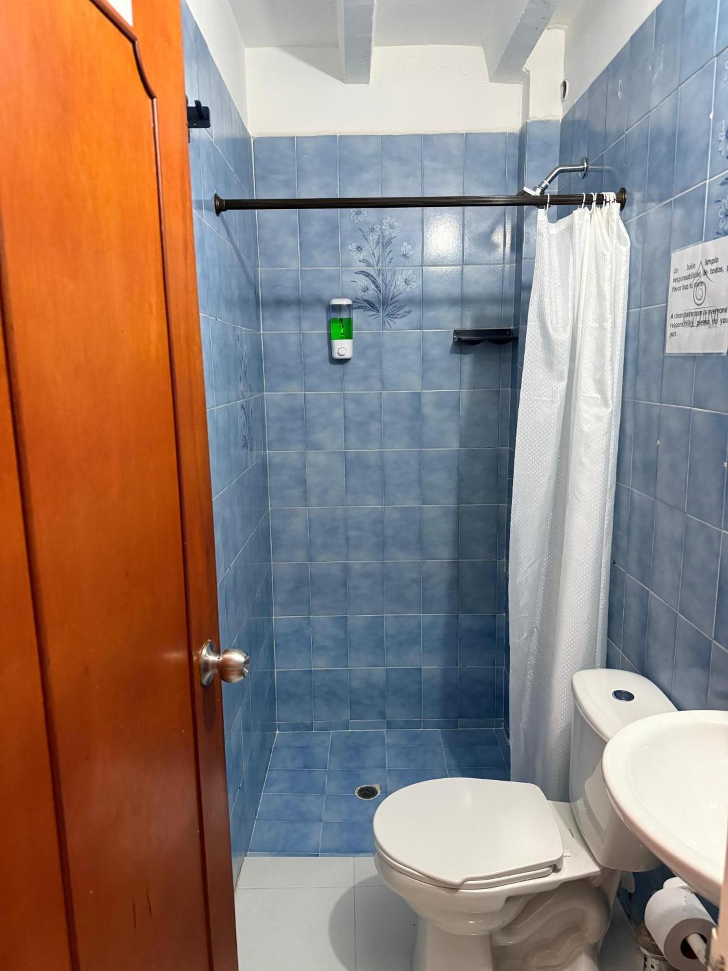 Road Living Home Medellin Bagian luar foto